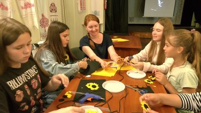 Харківські волонтери виготовили фетрові соняхи до Дня пам'яті захисників України Харківські волонтери виготовили фетрові соняхи до Дня пам'яті захисників України
