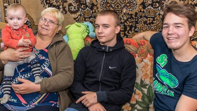 На Дніпропетровщині патронатна вихователька прихистила двох дітей з тимчасово окупованої Донеччини На Дніпропетровщині патронатна вихователька прихистила двох дітей з тимчасово окупованої Донеччини