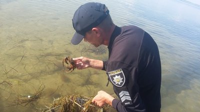 На Херсонщині у Чорному морі поліцейські знайшли пастки з живою рибою