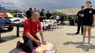 Майстерклас на пляжі. У Кропивницькому навчали рятувати людей, які тонуть Майстерклас на пляжі. У Кропивницькому навчали рятувати людей, які тонуть