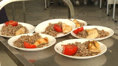 Сніданок у Хмельницькій початковій школі №1, 14 вересня 2023. Фото: Суспільне Хмельницький Сніданок у Хмельницькій початковій школі №1, 14 вересня 2023. Фото: Суспільне Хмельницький