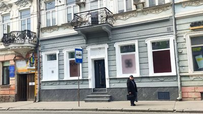 Перефарбували будинок у Тернополі, вулиця Руська 33, 17 квітня 2026 року