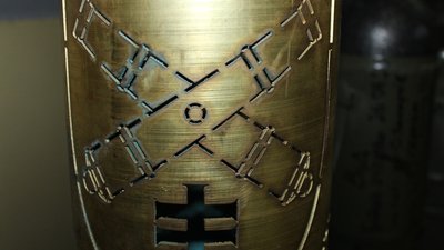 Дві перехрещені гармати на геральдичному щиті Дві перехрещені гармати на геральдичному щиті