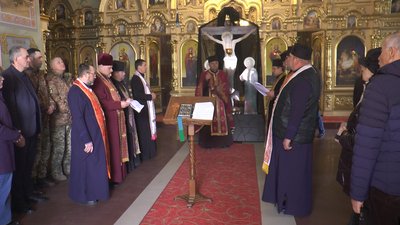 В Івано-Франківську священнослужителі Православної церкви України відправили першу службу в церкві Різдва Христового