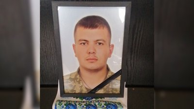 На Чернігівщині поховали шістьох військових ЗСУ, які загинули під час виконання бойових завдань На Чернігівщині поховали шістьох військових ЗСУ, які загинули під час виконання бойових завдань