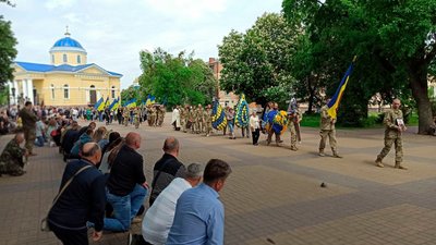На Чернігівщині попрощалися з трьома бійцями, які загинули на сході України На Чернігівщині попрощалися з трьома бійцями, які загинули на сході України