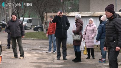 У Рівному на прохання мешканців однієї з вулиць знесли «черепашки» У Рівному на прохання мешканців однієї з вулиць знесли «черепашки»