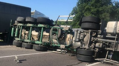 На трасі Київ-Чоп перевернулася вантажівка з цистерною: рух ускладнений