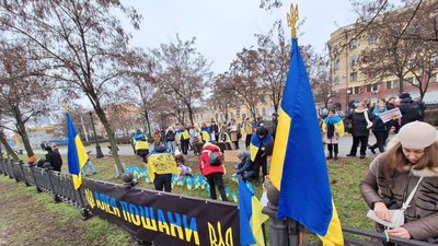 У Дніпрі учасники акції на підтримку ЗСУ створили "Алею пошани" У Дніпрі учасники акції на підтримку ЗСУ створили "Алею пошани"