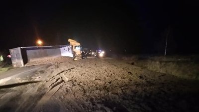 Поблизу Франківська сталася ДТП: дорогу засипало біогумусом