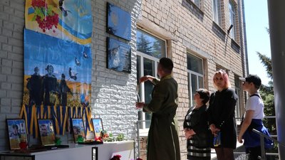 У Кривому Розі відкрили дошку на честь загиблого в Маріуполі нацгвардійця Дмитра Неймата У Кривому Розі відкрили дошку на честь загиблого в Маріуполі нацгвардійця Дмитра Неймата