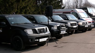 "Відповідальні українці" з Рівного передали військовим десять автомобілів. Частина — з польської армії