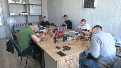 На Рівненщині підприємці перекваліфікувалися та роблять для військових зарядні пристрої