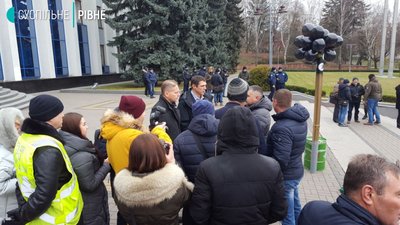 Під Рівненську ОДА прийшли противники будівництва заводу "Kronospan" Під Рівненську ОДА прийшли противники будівництва заводу "Kronospan"