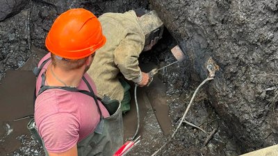 Фахівці Вінницяоблводоканалу лагодять мережу