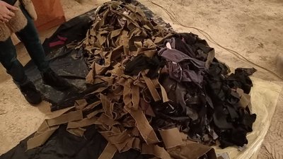 В одному з укриттів лучани плетуть маскувальні сітки для військових В одному з укриттів лучани плетуть маскувальні сітки для військових