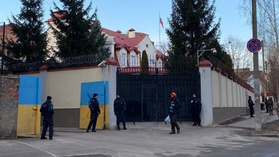 "Прощальний подарунок": біля генконсульства РФ у Харкові залишили траурний вінок "Прощальний подарунок": біля генконсульства РФ у Харкові залишили траурний вінок