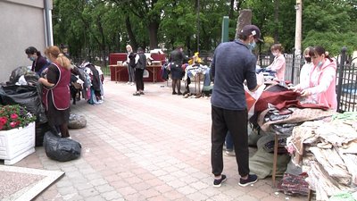 В Одесі роздавали дитячий одяг та ірашки для малозабезпечених і багатодітних родин В Одесі роздавали дитячий одяг та ірашки для малозабезпечених і багатодітних родин