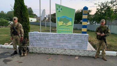 11 ящиків сигарет покинули невідомі поблизу кордону з Угорщиною 11 ящиків сигарет покинули невідомі поблизу кордону з Угорщиною