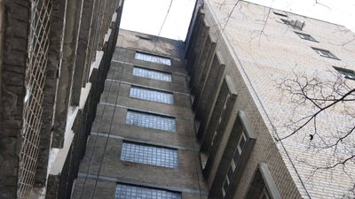 Гуртожиток у Шевченківському районі Харкова, у який влучив російський БпЛА 1 березня