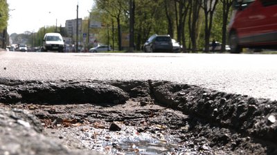 У Рівному з латок повибивався асфальт. Підрядника зобов'язали виправляти по гарантії