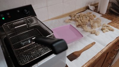 Повернувся з АТО та відкрив власну справу. Чернівчанин робить закуски зі свинячої шкіри Повернувся з АТО та відкрив власну справу. Чернівчанин робить закуски зі свинячої шкіри