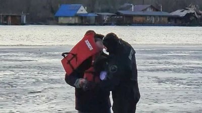 У Києві водолази дістали чоловіка із крижаної води У Києві водолази дістали чоловіка із крижаної води