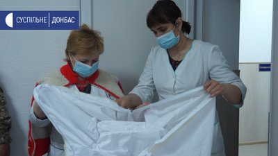 Лікарні на Донеччині передали захисні костюми від благодійників з Німеччини