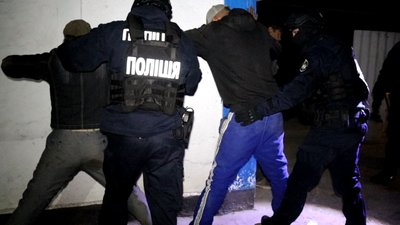На Херсонщині поліцейські затримали групу людей, яка обкрадала пенсіонерів