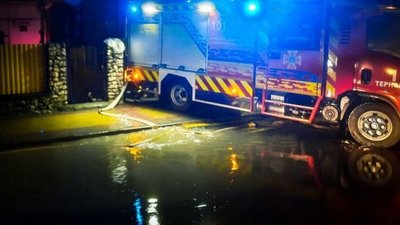 Рятувальники за допомогою мотопомпи відкачують воду з підтоплених приміщень