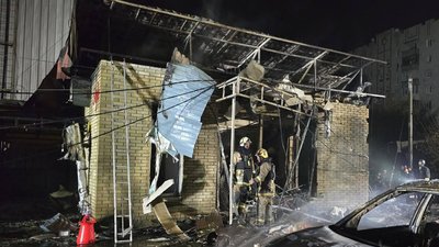 Пожежники усувають наслідки влучання російської ракети по Пісочину Пожежники усувають наслідки влучання російської ракети по Пісочину