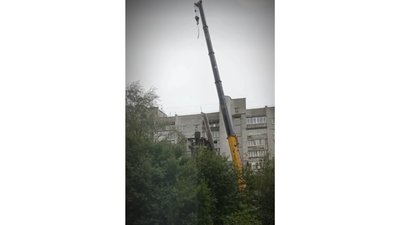 На кабіну впала труба: у Долині на Івано-Франківщині загинув машиніст крана — поліція