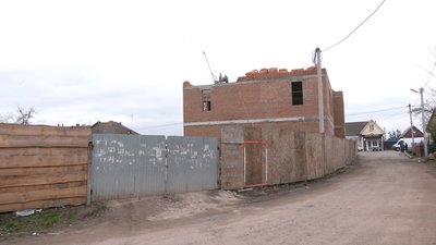На Рівненщині забудовують національну пам'ятку. У ДАБІ кажуть – руки зв'язані На Рівненщині забудовують національну пам'ятку. У ДАБІ кажуть – руки зв'язані