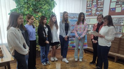 вчителька з учнями вчителька з учнями