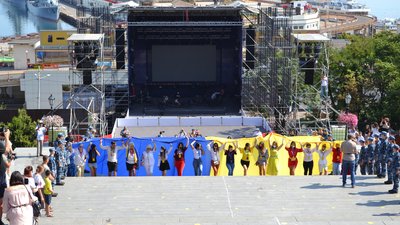 У центрі Одеси розгорнули 30-метровий прапор України. Фоторепортаж