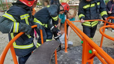 У Рівному дитині затисло руку на каруселі У Рівному дитині затисло руку на каруселі