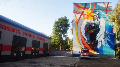 Янгол-охоронець для рятувальників: на Закарпатті художниця створила мурал біля пожежної частини