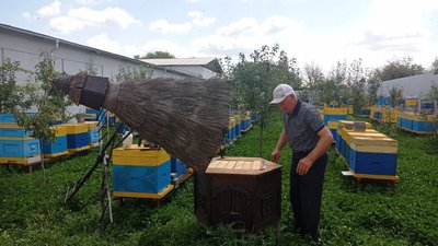 Пасічник з Тернопільщини 45 років займається бджільництвом Пасічник з Тернопільщини 45 років займається бджільництвом