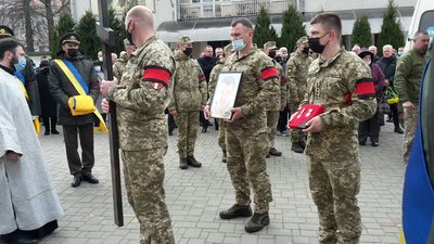 У Луцьку попрощалися із загиблим в зоні ООС військовим У Луцьку попрощалися із загиблим в зоні ООС військовим
