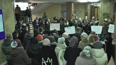 «Врятуйте нашу школу!» - з такими гаслами близько сотні жителів Красноїлля, що на Верховинщині, приїхали до голови ОДА «Врятуйте нашу школу!» - з такими гаслами близько сотні жителів Красноїлля, що на Верховинщині, приїхали до голови ОДА