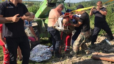 На Вінниччині врятували чоловіка, який 7 годин пробув у криниці засипаній камінням