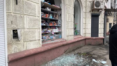 Ракетна атака по Дніпру: фото з місць влучань та пошкоджень Ракетна атака по Дніпру: фото з місць влучань та пошкоджень