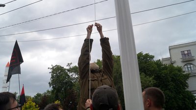 Як у Дніпрі встановлювали червоно-чорний прапор біля ОДА (фоторепортаж) Як у Дніпрі встановлювали червоно-чорний прапор біля ОДА (фоторепортаж)