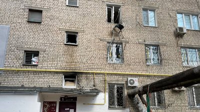 Квіти на місцях загибелі містян. Наслідки обстрілів у Миколаєві Квіти на місцях загибелі містян. Наслідки обстрілів у Миколаєві