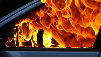 Прикарпатець намагався вгамувати вогонь в автівці - потрапив в реанімацію