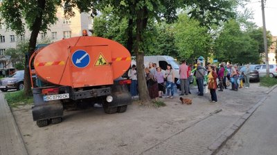 У Львові трапилась аварія на водопроводі: у мікрорайоні працює водовоз