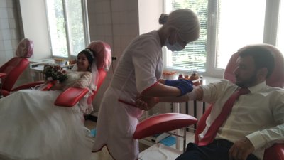 На Житомирщині Олеся та Андрій Мінасови у день свого весілля пішли здавати кров На Житомирщині Олеся та Андрій Мінасови у день свого весілля пішли здавати кров