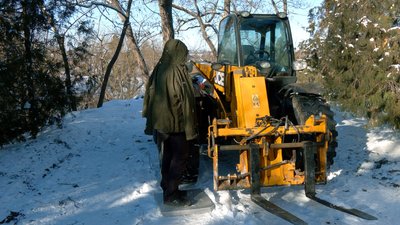 Віряни ПЦУ в середині храму, УПЦ – ззовні. Навколо церкви – спецпризначенці та поліція Віряни ПЦУ в середині храму, УПЦ – ззовні. Навколо церкви – спецпризначенці та поліція