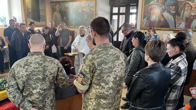 У Херсоні попрощались із загиблим на війні бійцем Романом Белелею У Херсоні попрощались із загиблим на війні бійцем Романом Белелею