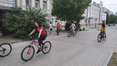 У Сумах влаштували велопробіг, щоб відновити найбільшу в Україні "вишиванку" на тротуарній плитці